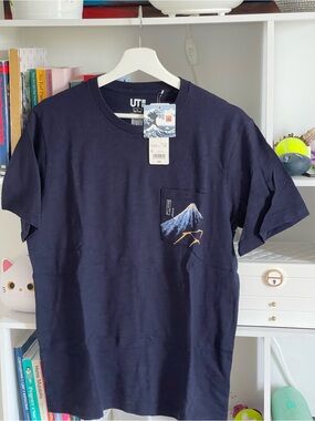 NWT Uniqlo Japanese designer Hokusai Blue UT unisex Navy Graphic Pocket T-Shirt